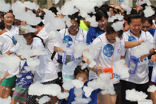 People have fun in 'Bubble Run' in Yantai