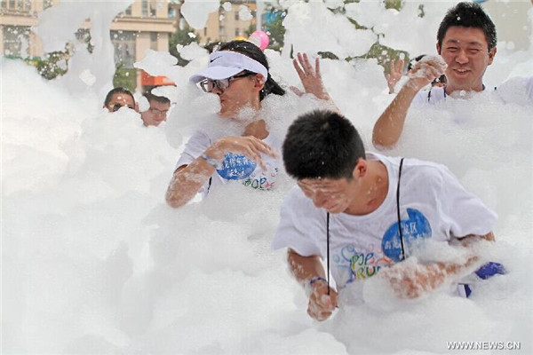 People have fun in 'Bubble Run' in Yantai