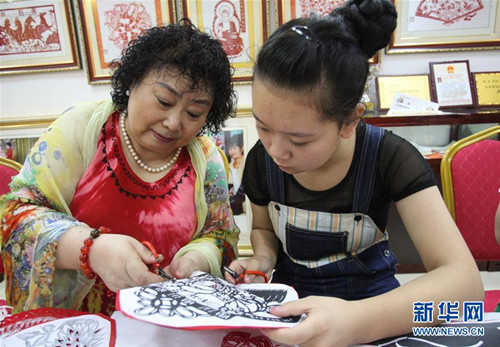 Paper-cutting master gives free lessons to teenagers