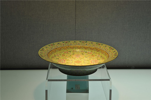 Famille-rose porcelain exhibition gets underway in Yantai