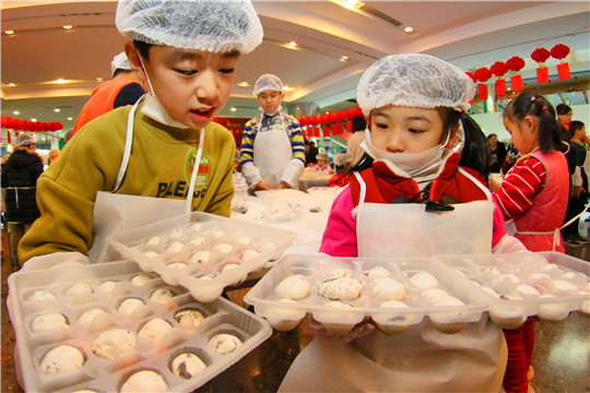 Yantai children make yuanxiao to mark Lantern Festival