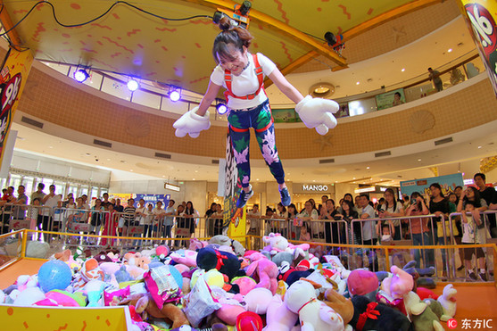 Have a try of human claw machine in Yantai