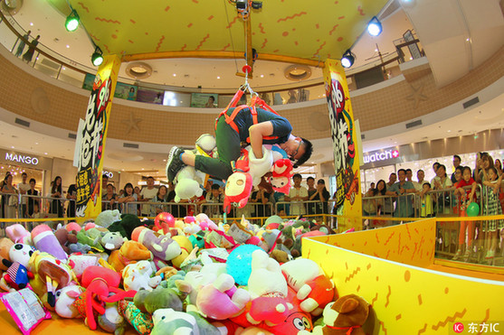 Have a try of human claw machine in Yantai