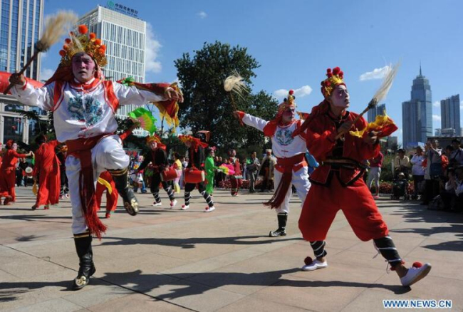 Folk artists perform at intangible cultural heritage exhibition in Yantai