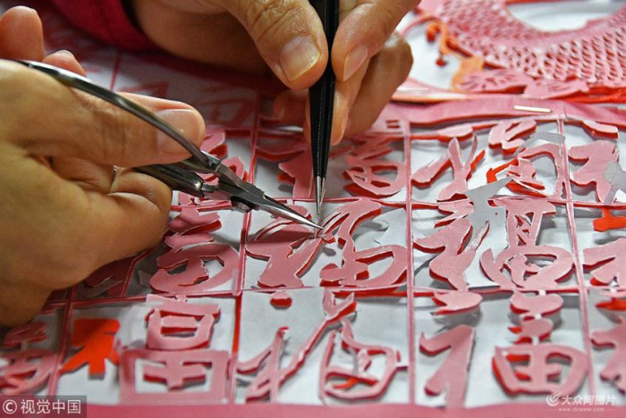 Yantai artist shows charms of paper-cutting