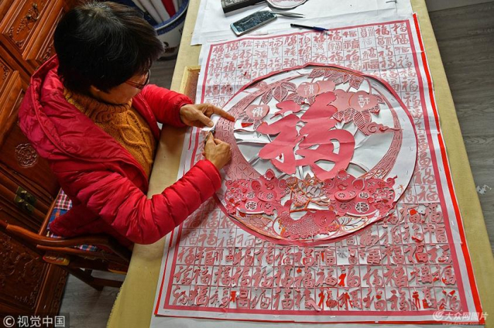 Yantai artist shows charms of paper-cutting