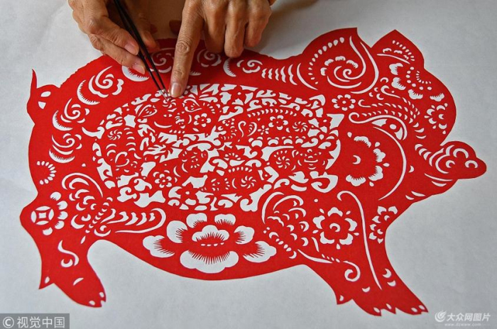 Yantai artist shows charms of paper-cutting