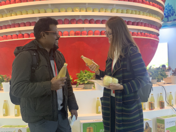 In pics: Yantai intl apple festival lures foreign visitors