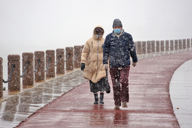 Yantai embraces first snow of season