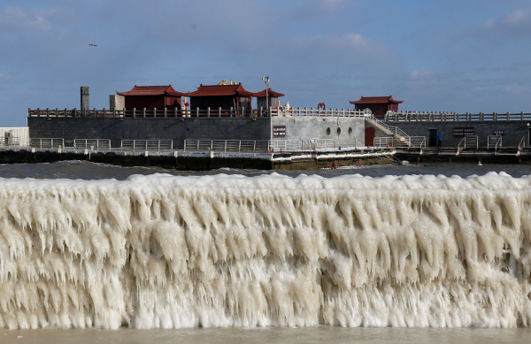 Spectacular icicles captured in Penglai