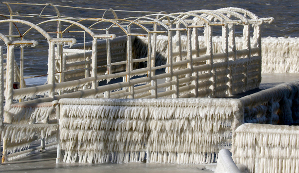 Spectacular icicles captured in Penglai