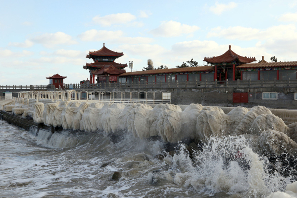 Spectacular icicles captured in Penglai