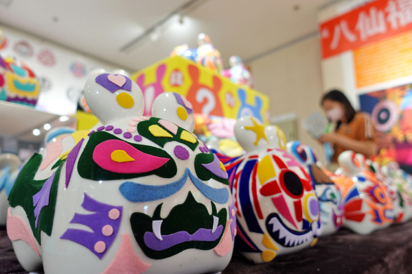 Tiger-shaped mascots attract views in Yantai