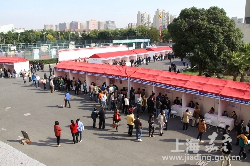 Jiading job fair attracts thousands of applicants