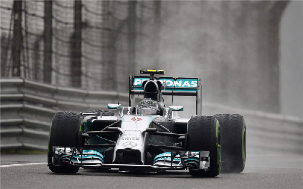 Hamilton takes pole for Mercedes in China