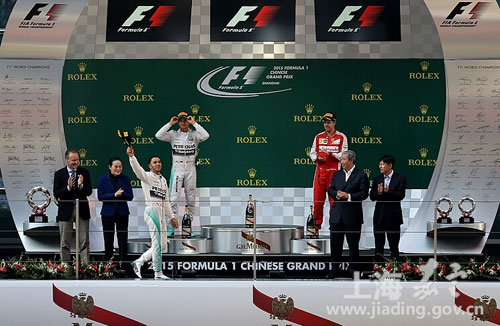 Hamilton roars to China GP win