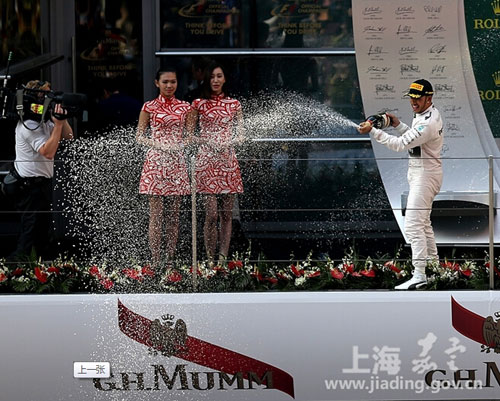 Hamilton roars to China GP win