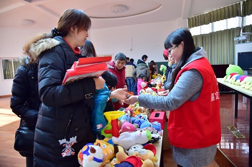 Jiading kindergarten holds charity activity