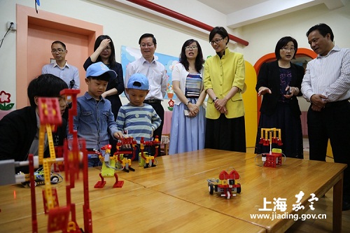 Jiading district leaders visit kids to honor Children's Day