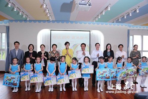 Jiading district leaders visit kids to honor Children's Day