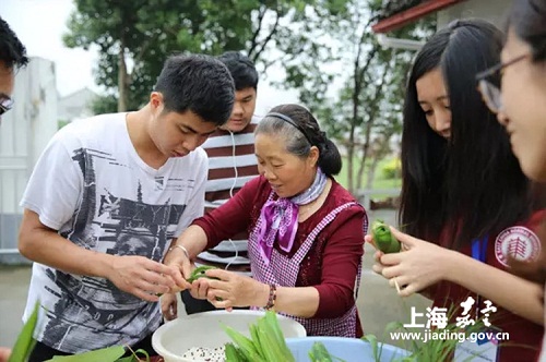 Overseas Chinese experience rural life in Jiading
