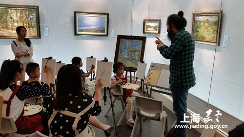 Classical Russian oil paintings displayed in Jiading