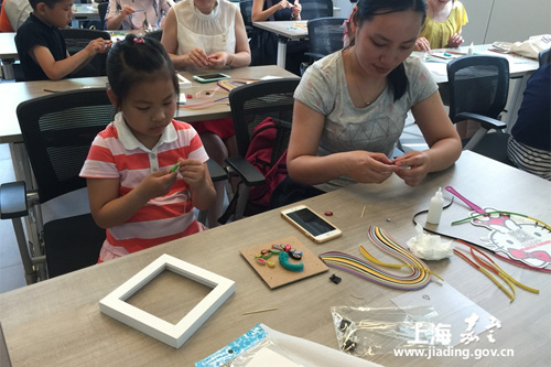 Kids and parents paper quill in Jiading