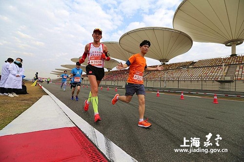 Jiading runners hit the track of New Year's Day