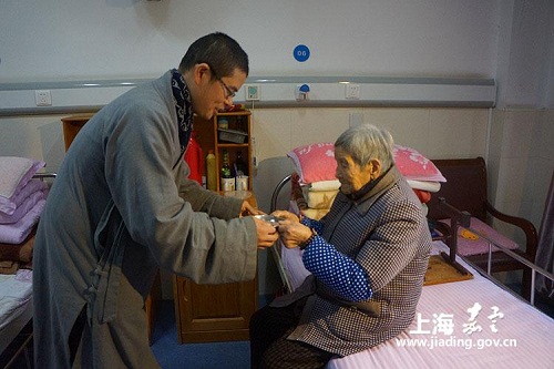 Jiading temples send special congee at Laba Festival