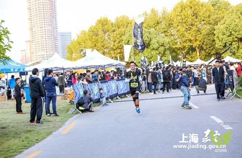 Jiading hosts auto industry running race