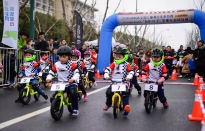 Hundreds of cyclists flock to Jiading