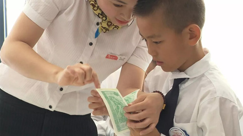 9-year-olds in Jiading become bank workers for the day