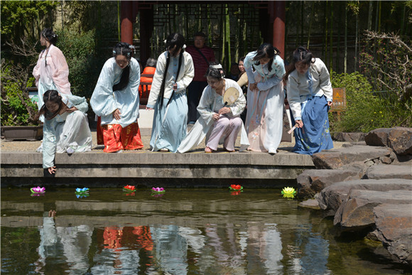 Jiading hosts flower festival in old tradition