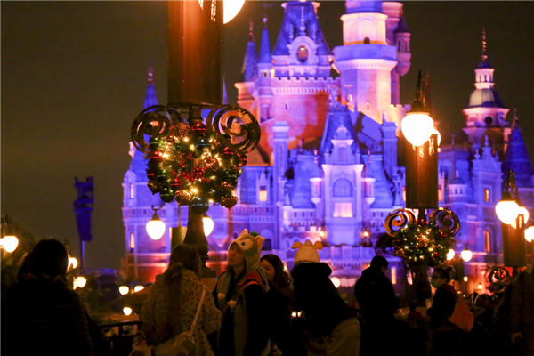 Shanghai Disneyland gets into Christmas spirit