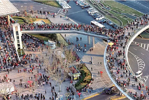 Pudong crowded during Spring Festival