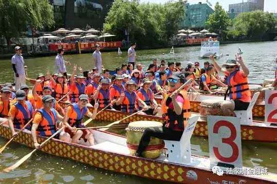 Inaugural dragon boat race takes place in Lujiazui