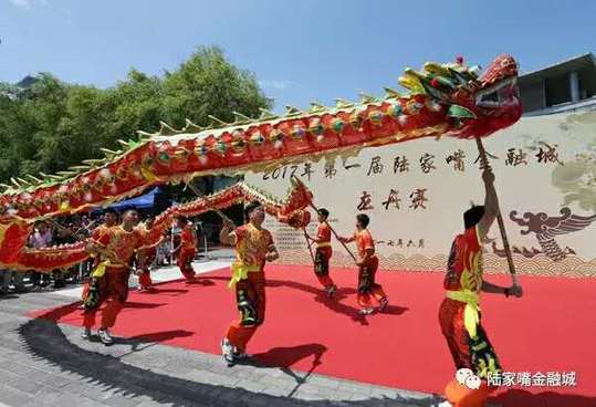 Inaugural dragon boat race takes place in Lujiazui