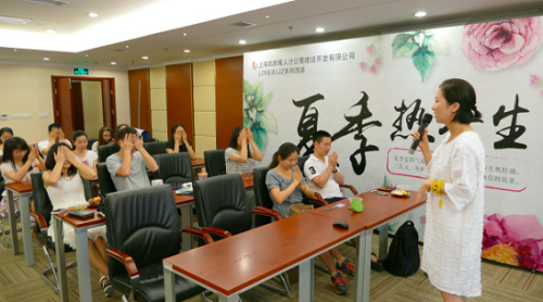 Expert teaches Lujiazui workers health-keeping knowledge