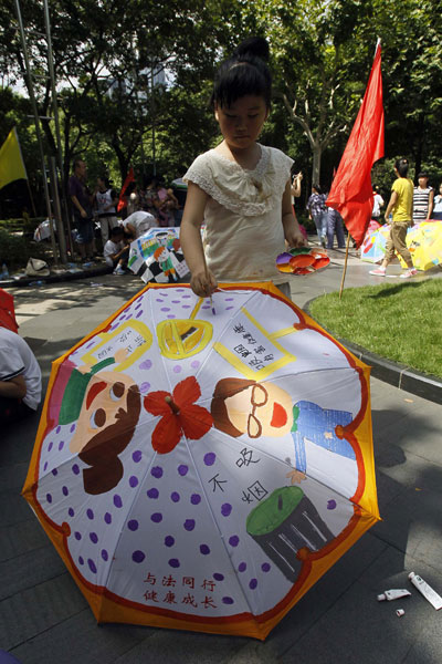 Shanghai kids learn about law, paint umbrella