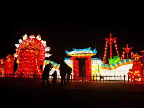 Lantern show illuminates Shanghai Happy Valley