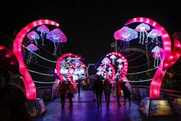 Lantern show illuminates Shanghai Happy Valley