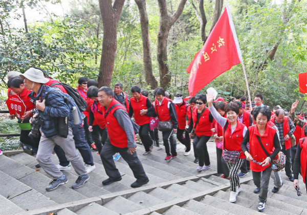 Climbing mountains race held in Sheshan