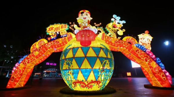 Shanghai Happy Valley offers dazzling lantern light show