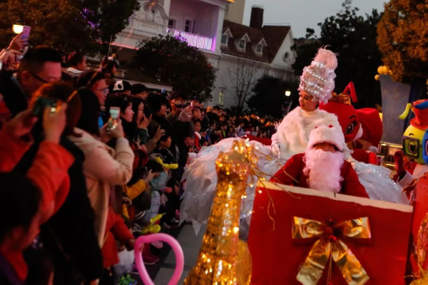 Shanghai Happy Valley offers dazzling lantern light show