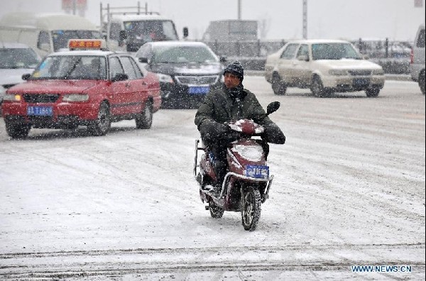 Heavy snowfall hits China's Shanxi