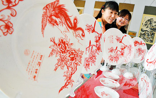 Paper-cutting works featured on china