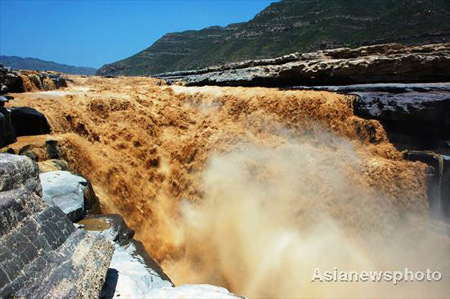 Hukou Waterfall attracts visitors