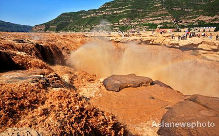 Hukou Waterfall attracts visitors