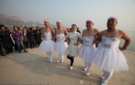 Crossdressing men perform ballet for wetlands