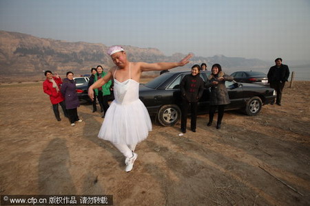 Crossdressing men perform ballet for wetlands